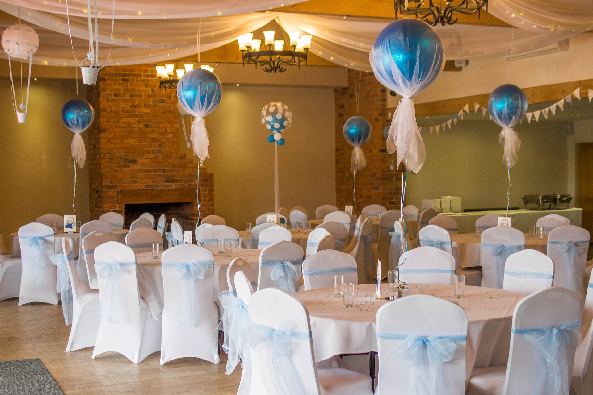 salon de fiestas con globos y manteleria