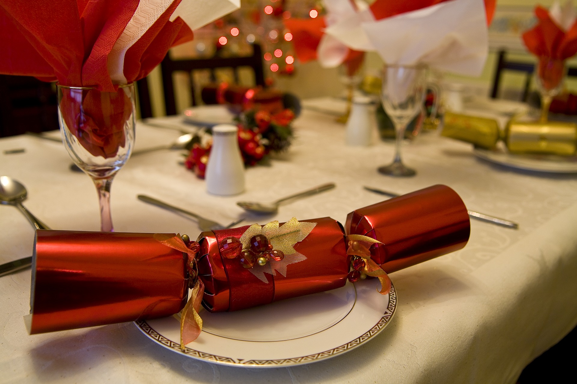 mesa decorada con mantelria y moños